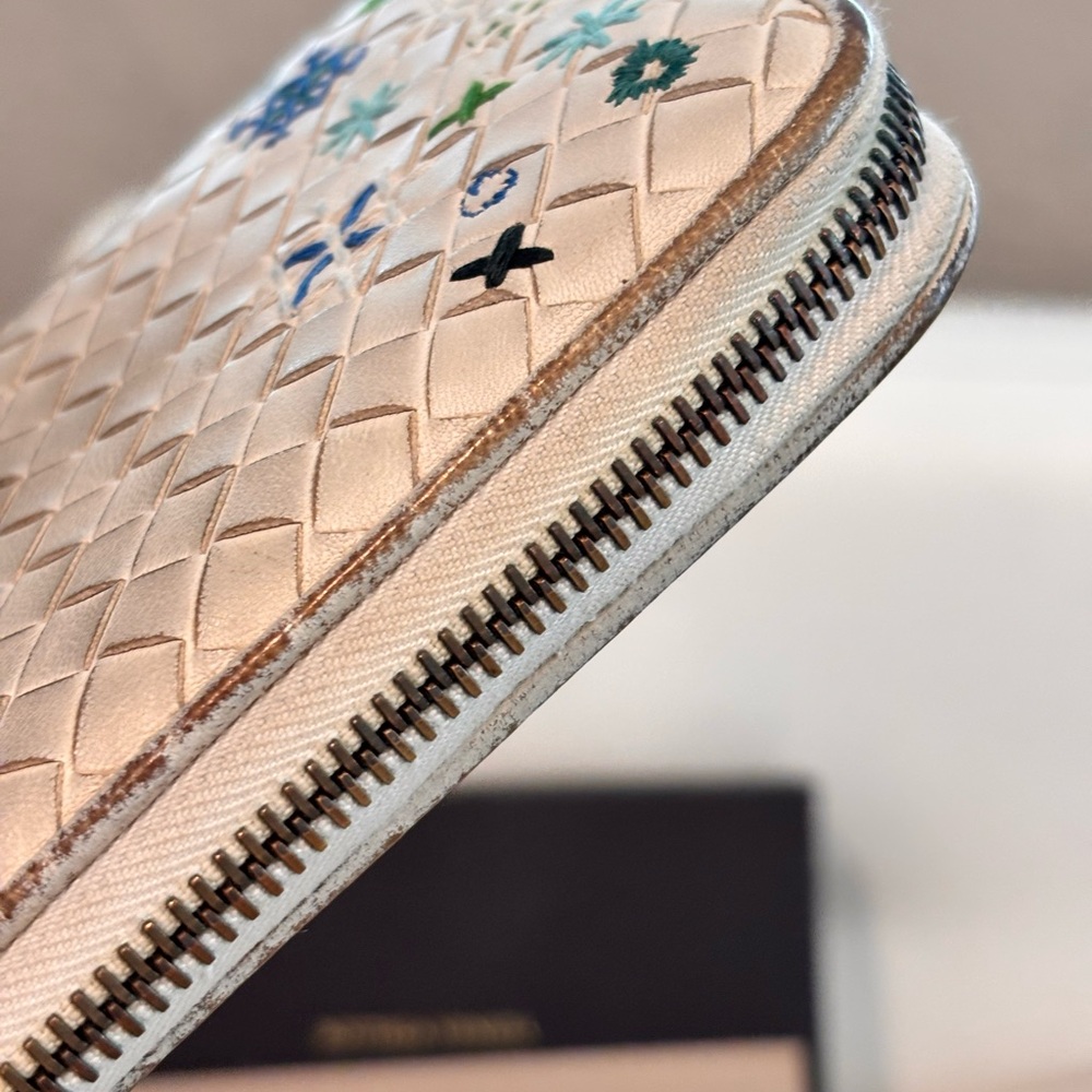 Bottega Veneta RARE ‘Meadow’ White Embroidered Intrecciato Flower Wallet W/ Box - Picture 7 of 15